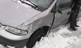 Kelyje Klaipėda-Palanga ant stogo apsivertė automobilis