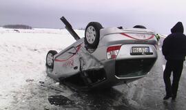 Kelyje Klaipėda-Palanga ant stogo apsivertė automobilis