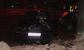 BMW rėžėsi į medį, po to į "Škodą"