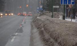 Sniego krūvos Klaipėdos gatvėse riboja eismą