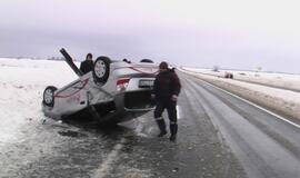 Kelyje Klaipėda-Palanga ant stogo apsivertė automobilis