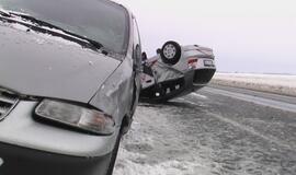 Kelyje Klaipėda-Palanga ant stogo apsivertė automobilis