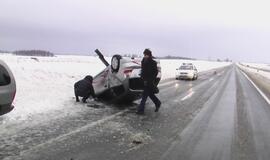 Kelyje Klaipėda-Palanga ant stogo apsivertė automobilis