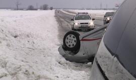 Kelyje Klaipėda-Palanga ant stogo apsivertė automobilis