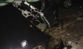 BMW rėžėsi į medį, po to į "Škodą"