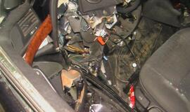 BMW rėžėsi į medį, po to į "Škodą"