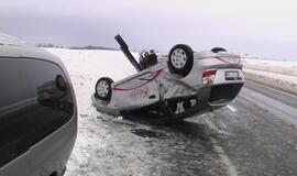 Kelyje Klaipėda-Palanga ant stogo apsivertė automobilis