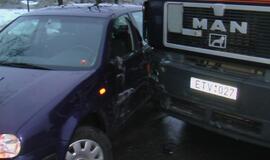 Šilutės plente susidūrė sunkvežimis ir lengvasis automobilis