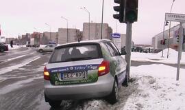 &quot;Škoda&quot; trenkėsi į sankryžos šviesoforą