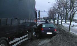 &quot;Žalią&quot; vairuotoją prispaudė sunkvežimis