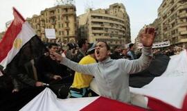 Egiptas: protestuotojai padegė policijos departamentą ir dešimtis automobilių