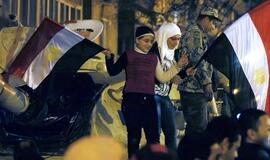 Egiptas visą naktį šventė Hosnio Mubarako pasitraukimą