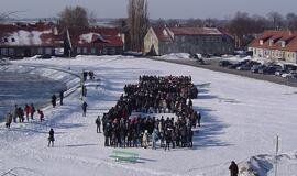 Moksleiviai ant sniego suformavo Šilutės “Žuvį”