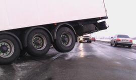 Klaipėdos rajone nuo kelio nuslydo vilkikas