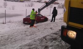 Automagistralėje į griovį nuslydo automobilis