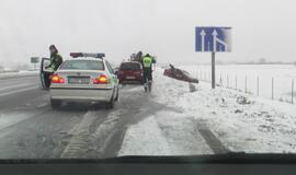 Automagistralėje į griovį nuslydo automobilis