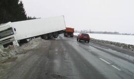 Klaipėdos rajone nuo kelio nuslydo vilkikas