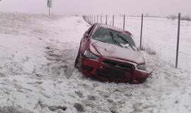 Automagistralėje į griovį nuslydo automobilis