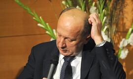 Vyriausybė puola su šakėmis prieš traukinį