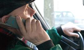 Apklausa: daugiau nei pusė Lietuvos vairuotojų vairuodami kalba telefonu