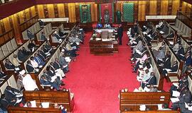 Auskarais pasipuošęs parlamentaras išvarytas iš posėdžio