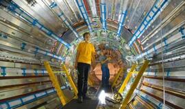 Didysis hadronų greitintuvas gali veikti kaip laiko mašina?