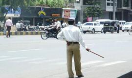 Indija: eismo taisyklių pažeidėjai privalės padėti policininkams