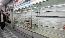 Japonijoje paniškai šluojamos parduotuvių lentynos