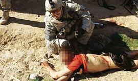 JAV kariuomenė atsiprašė už karių nuotraukas prie afganų civilių palaikų