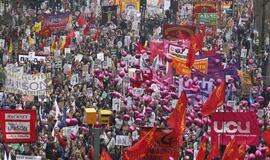 Londono gatvėse - 100 tūkstančių protestuojančių žmonių