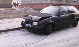 Slidūs keliai tapo avarijų priežastimi