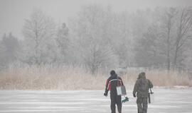 Kuršių marių ledą prie Klaipėdos apgulė žvejai