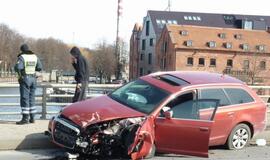 Girtas "Audi" vairuotojas sudarkė Pilies tiltą