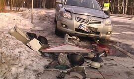 Slidūs keliai tapo avarijų priežastimi