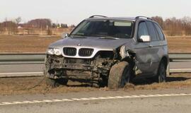 Automagistralėje į atitvarą trenkėsi BMW X5