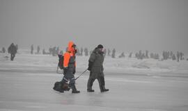 Kuršių marių ledą prie Klaipėdos apgulė žvejai
