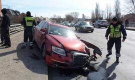 Girtas "Audi" vairuotojas sudarkė Pilies tiltą