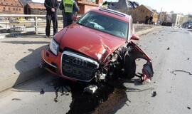 Girtas "Audi" vairuotojas sudarkė Pilies tiltą
