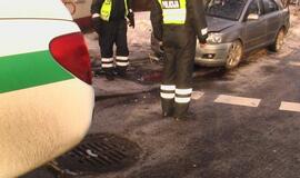 Slidūs keliai tapo avarijų priežastimi