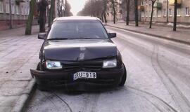 Slidūs keliai tapo avarijų priežastimi