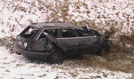 Į griovį nuvažiavo ir vertėsi "Audi"