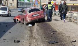 Girtas "Audi" vairuotojas sudarkė Pilies tiltą