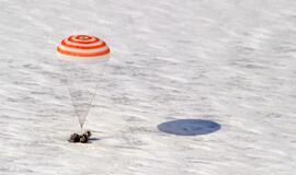 "Sojuz" kapsulėje į Žemę grįžo du rusų kosmonautai ir amerikiečių astronautas