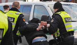 Uniforma - priedanga smurtautojui?