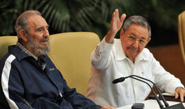 Fidelis Kastras vadovavimą Kubos komunistams perdavė broliui Rauliui