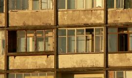 Moteris balkone metaliniu strypu persivėrė kaklą