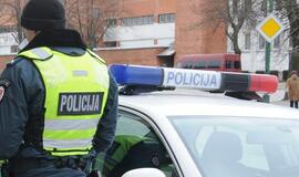 Neblaivi mergina spyrė policininkui į galvą