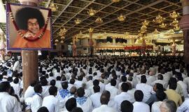 Indijoje palaidotas Sai Baba