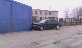 "Audi" atsitrenkė į palapinę