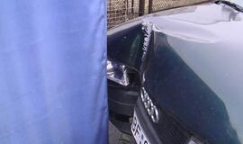 "Audi" atsitrenkė į palapinę